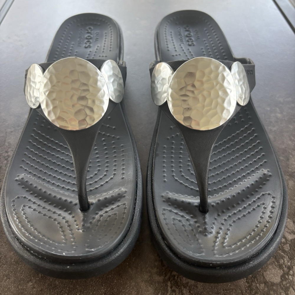 Crocs Black Sanrah Hammered Circle Wedge Sandals Silver Medallion Comfort 10